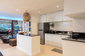 Departamento Deluxe, 2 habitaciones, vista al mar | Cocina privada | Refrigerador con congelador, microondas y parrilla de estufa 