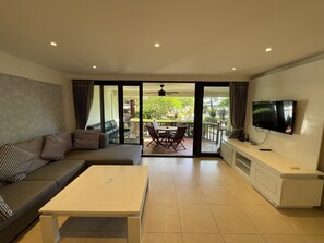 Familienapartment, 2 Schlafzimmer, Poolblick | Wohnbereich | Smart-TV