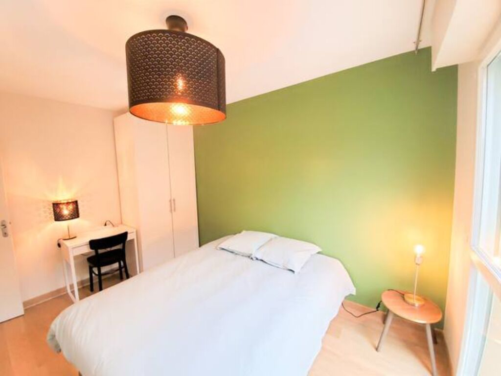 2 quartos, escrivaninha, ferros/tábuas de passar roupa