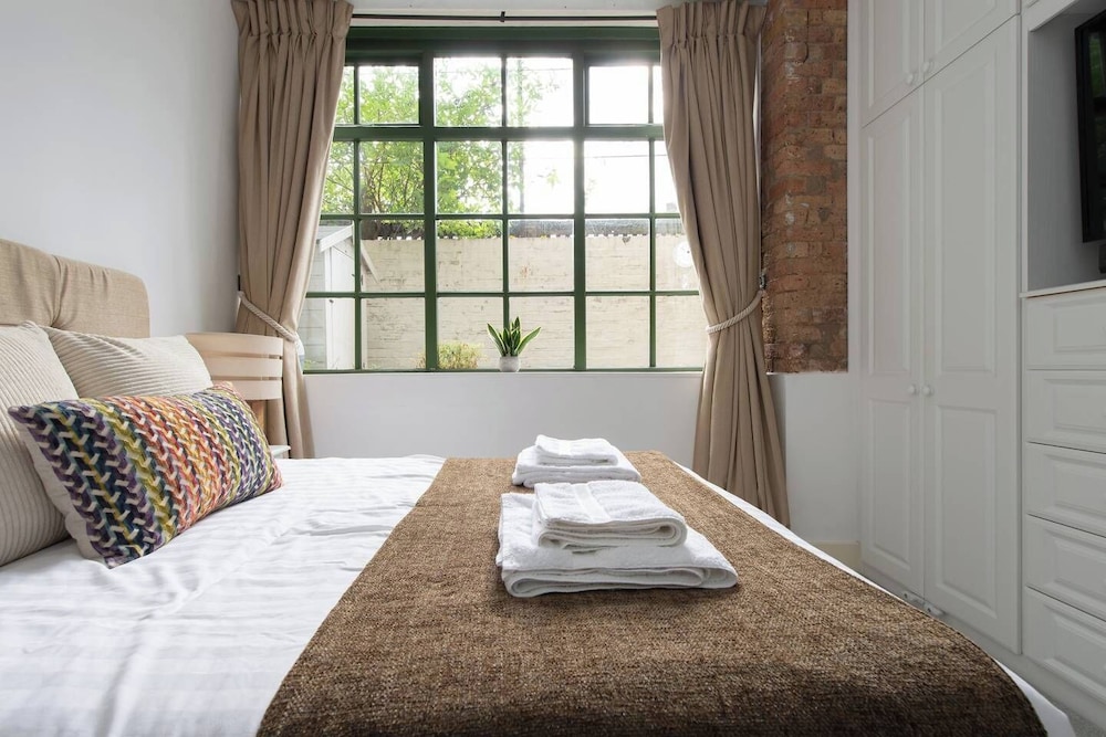 Image showcasing Jack's Place - Luxury Industrial Style 1 bed Flat - London | Vrbo