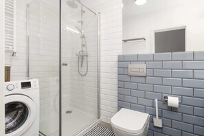 Shower, free toiletries, shampoo