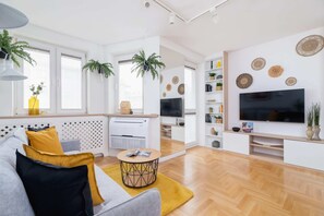 TV - Bartla 19A | Charming Apartment | Parking (Kraków)