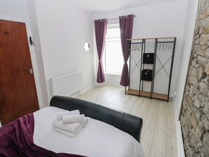 2 Schlafzimmer, individuell dekoriert, individuell eingerichtet