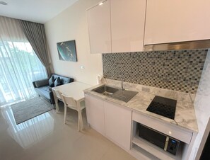 Comfort Apartment | Private kitchen | Full-sized fridge, microwave, stovetop, electric kettle - Apartment at Palmetto Condo by Lofty (Karon)