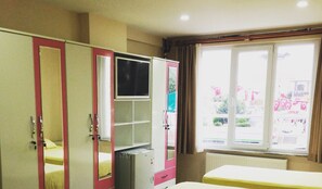 Minibar, free WiFi, bed sheets - BAKIRKOY LADIES DORMITORY (Istanbul)