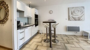 Kahvin-/teenkeitin, jääkaappi, mikroaaltouuni, uuni