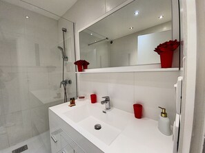 Douche, séchoir à cheveux