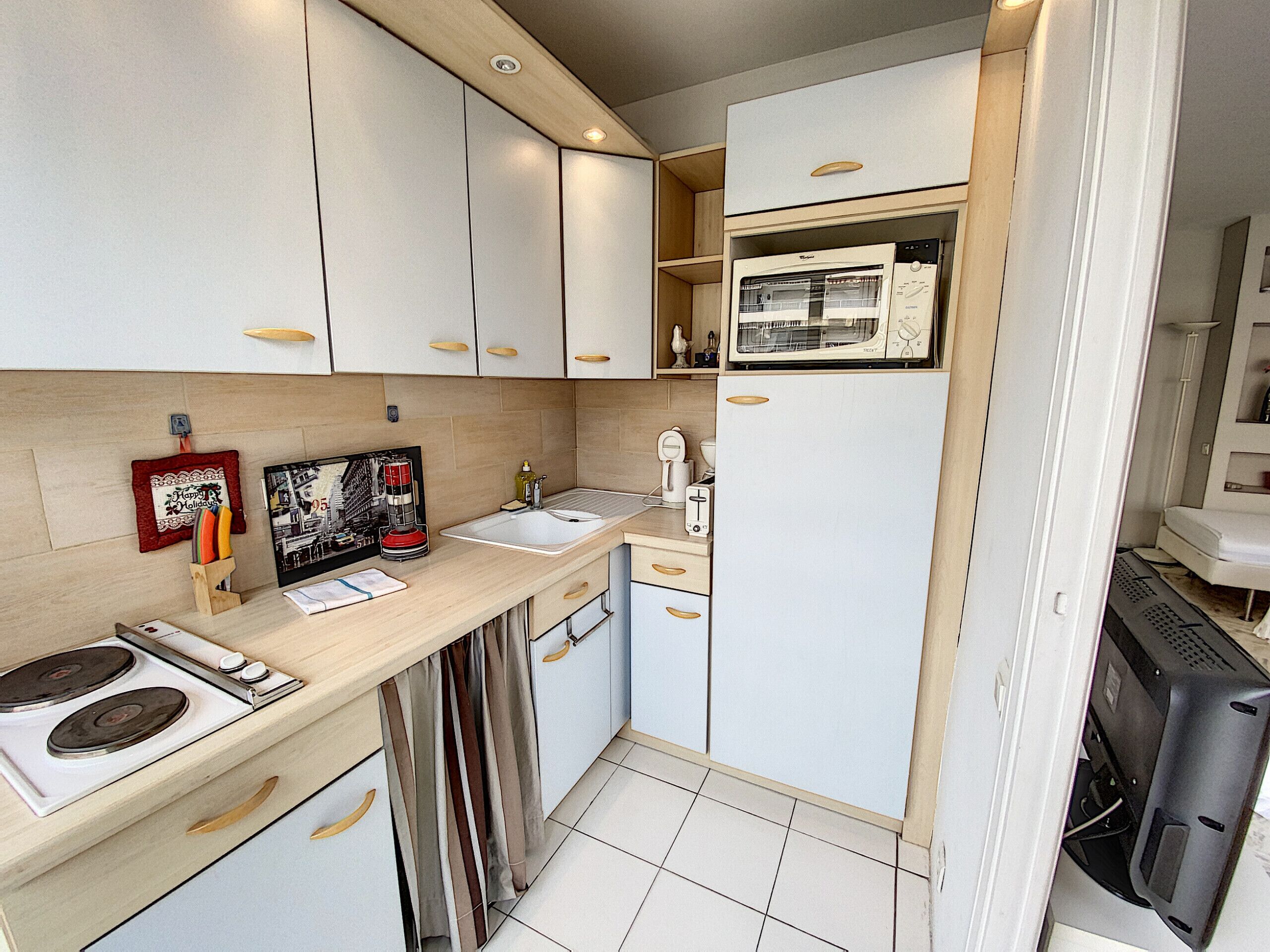 Fridge, microwave, oven, coffee/tea maker