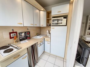 Kühlschrank, Mikrowelle, Ofen, Wasserkocher mit Kaffee-/Teezubehör