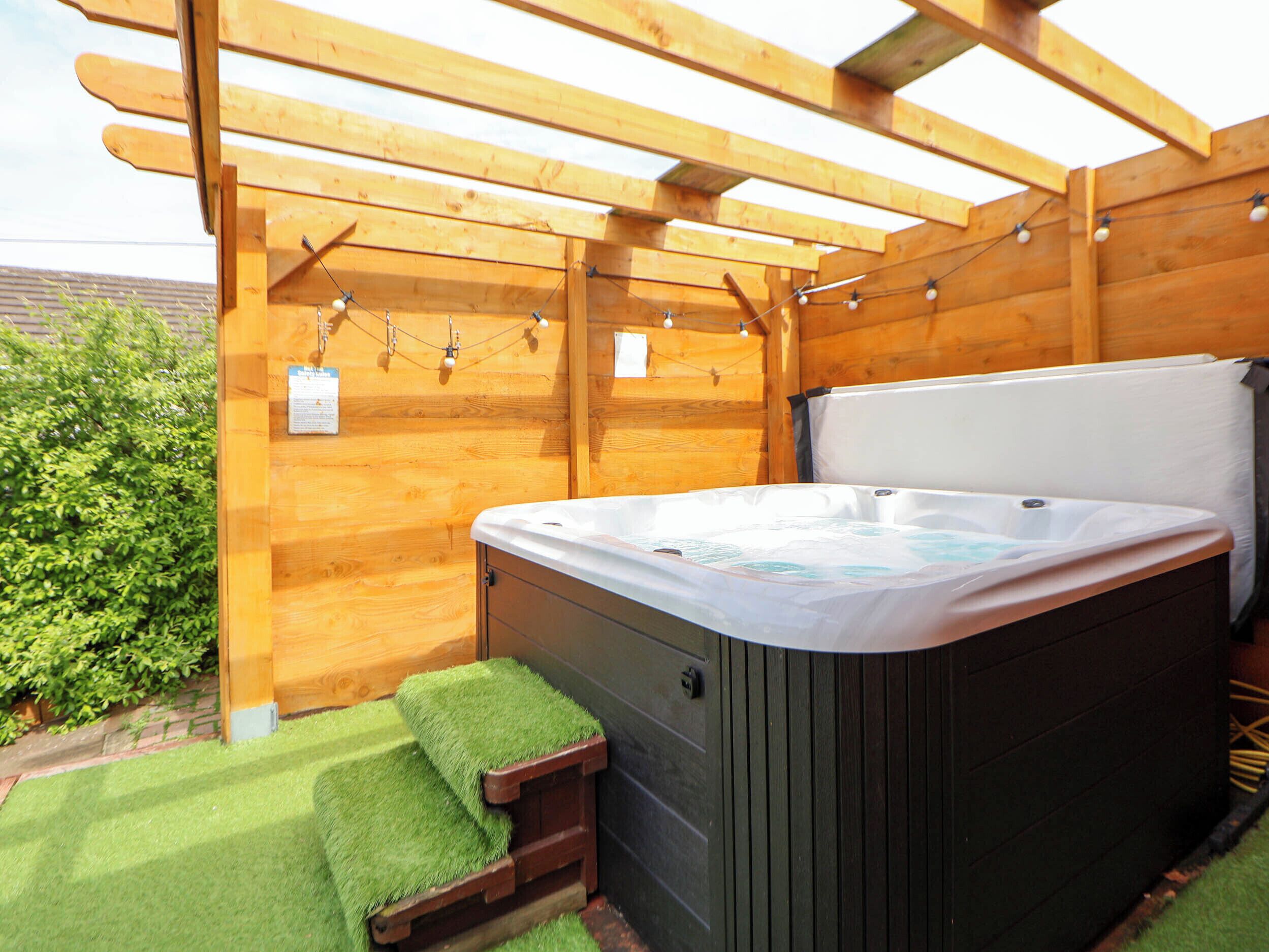 Cottage | Outdoor spa tub