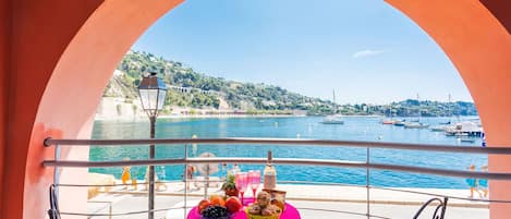 تناول الطعام بالخارج