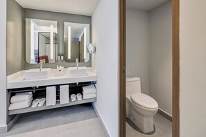 Bathroom - Fiesta Inn Mazatlã¡n (Mazatlán)