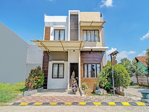 OYO 92768 Flagship Exclusive Colombus Near Stasiun Karawang