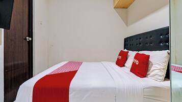 Deluxe Double Room | Desk, laptop workspace, bed sheets