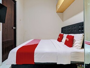 Deluxe Double Room | Desk, laptop workspace, bed sheets - OYO 92768 Flagship Exclusive Colombus Near Stasiun Karawang (Karawang)