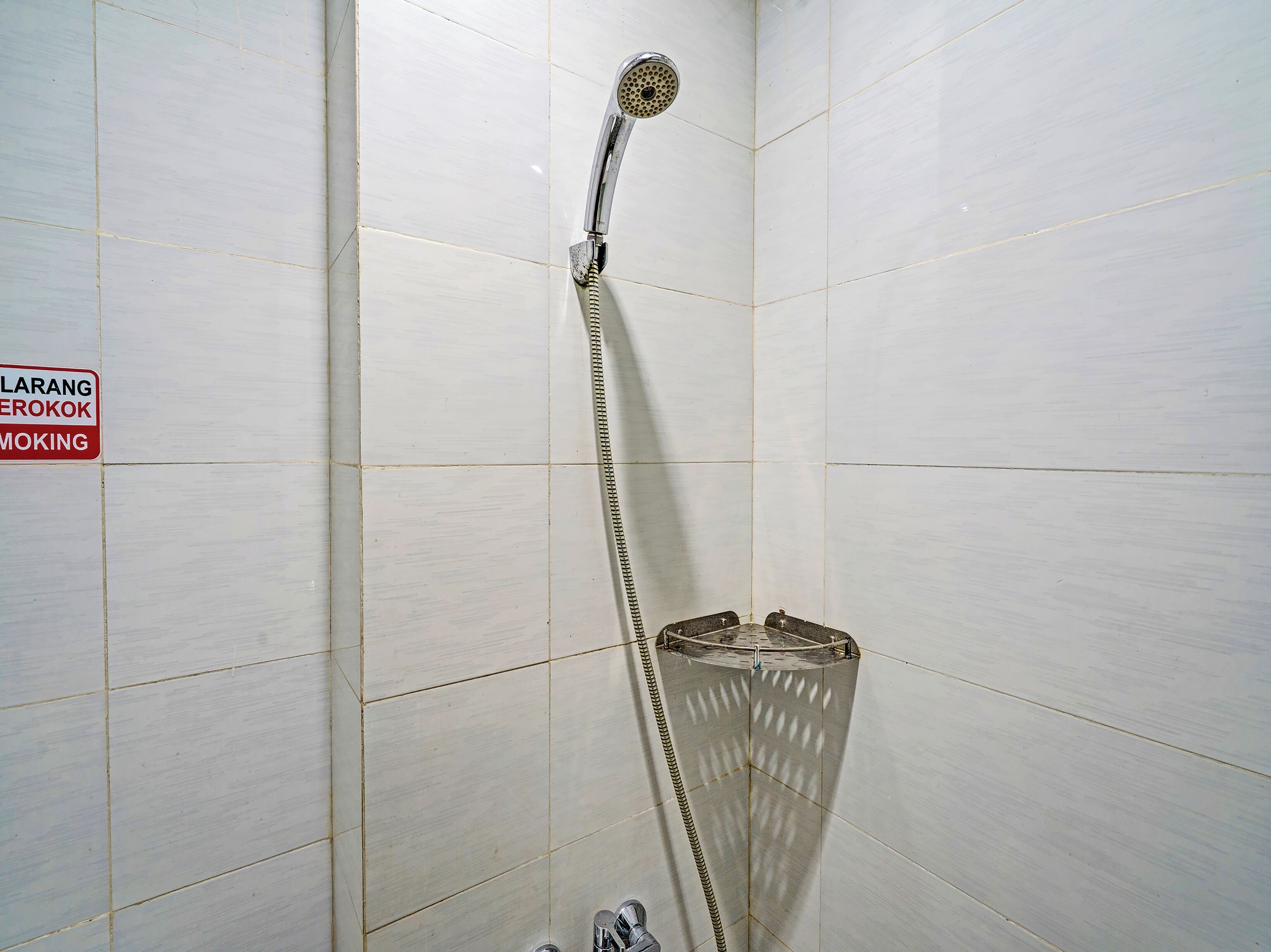 Combined shower/bathtub, towels