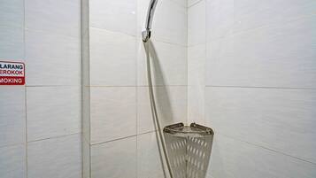 Combined shower/bathtub, towels