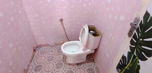Phòng đôi Tiêu chuẩn | Phòng tắm | Buồng tắm vòi sen, khăn tắm 