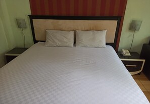 Dobbeltrom – standard | Skrivebord, skrivebord for bærbar PC og sengetøy