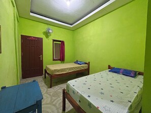 Twin Room | Desk, laptop workspace, bed sheets