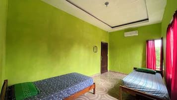 Twin Room | Desk, laptop workspace, bed sheets