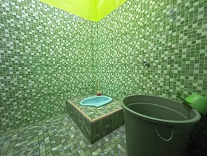 Habitación con 2 camas individuales | Baño | Regadera y toallas