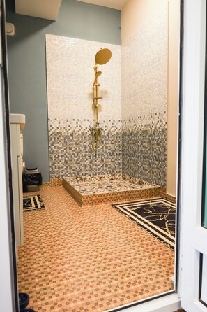 Deluxe Double Room | Bathroom | Shower, free toiletries, hair dryer, slippers