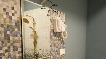 Kamar Double Deluks | Kamar mandi | Shower, perlengkapan mandi gratis, pengering rambut, dan sandal