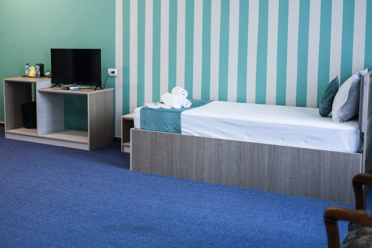 Economy Single Room, 1 Single Bed | Bathroom | Shower, free toiletries, hair dryer, slippers