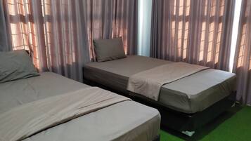 Standaard Twin kamer | Een bureau, een laptopwerkplek, beddengoed