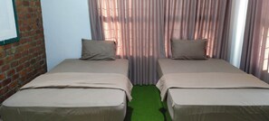 Standard-Zweibettzimmer | Schreibtisch, laptopgeeigneter Arbeitsplatz, Bettwäsche