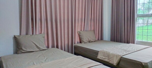 Standard-Zweibettzimmer | Schreibtisch, laptopgeeigneter Arbeitsplatz, Bettwäsche