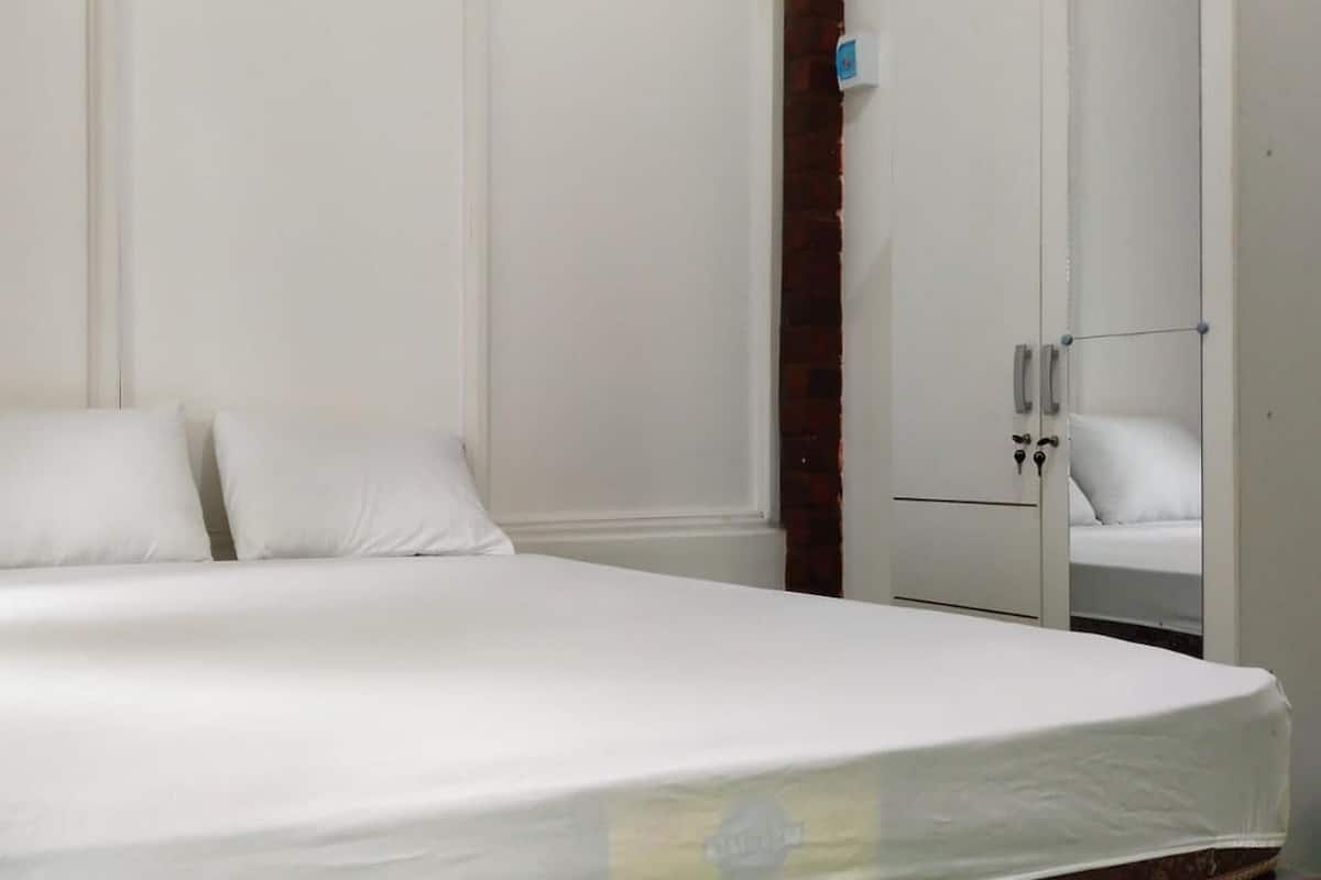 Habitación estándar con 2 camas individuales | Escritorio, espacio para trabajar con laptop y ropa de cama