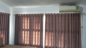 Standaard Twin kamer | Een bureau, een laptopwerkplek, beddengoed