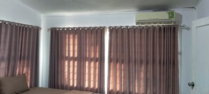 标准双床房 | 办公桌、笔记本电脑工作区、床单