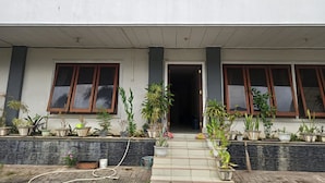 Un edificio con un letrero que dice "Rumah Kost Kuta".