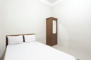 Double Room | Laptop workspace, bed sheets - Hotel O Rumah Kost Kita Tarakan (Tarakan)