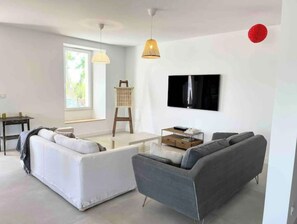 Een smart-tv en boeken