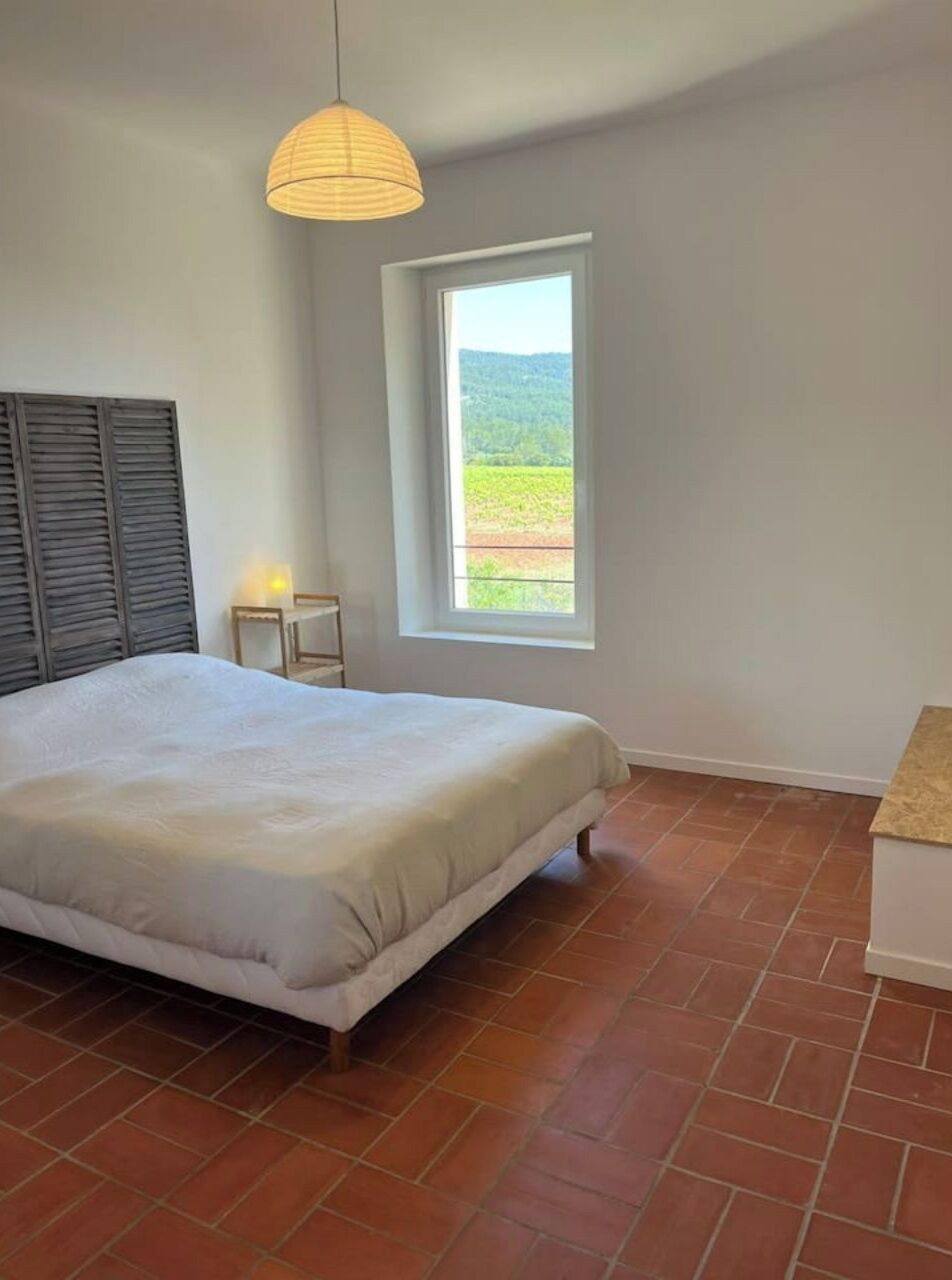 4 slaapkamers, een bureau, een strijkplank/strijkijzer, reisbedje