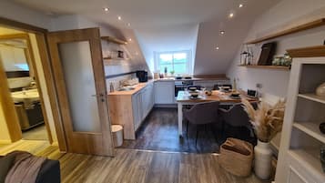 Réfrigérateur, four, lave-vaisselle, cafetière/bouilloire