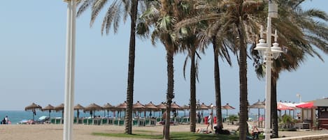 På stranden
