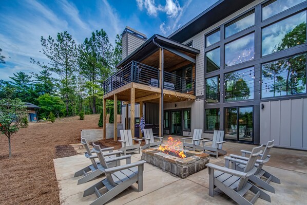 Terrace/patio - Amazing Grace ~ Indoor Heated Pool ~ Pickleball ~ Basketball ~ Hot Tub ~ Fire Pit (Ellijay)