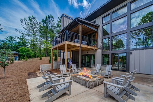 Amazing Grace ~ Indoor Heated Pool ~ Pickleball ~ Basketball ~ Hot Tub ~ Fire Pit