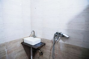 Quarto casal luxo | Banheiro | Chinelos 