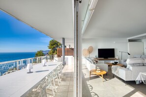 Outdoor dining - Spectacular apartment facing the sea! (CT)