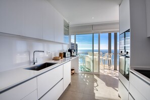 Fridge, microwave, oven, dishwasher - Spectacular apartment facing the sea! (CT)