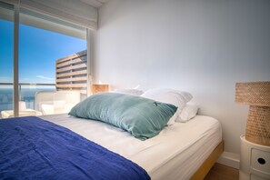5 bedrooms, desk, iron/ironing board, free WiFi - Spectacular apartment facing the sea! (CT)