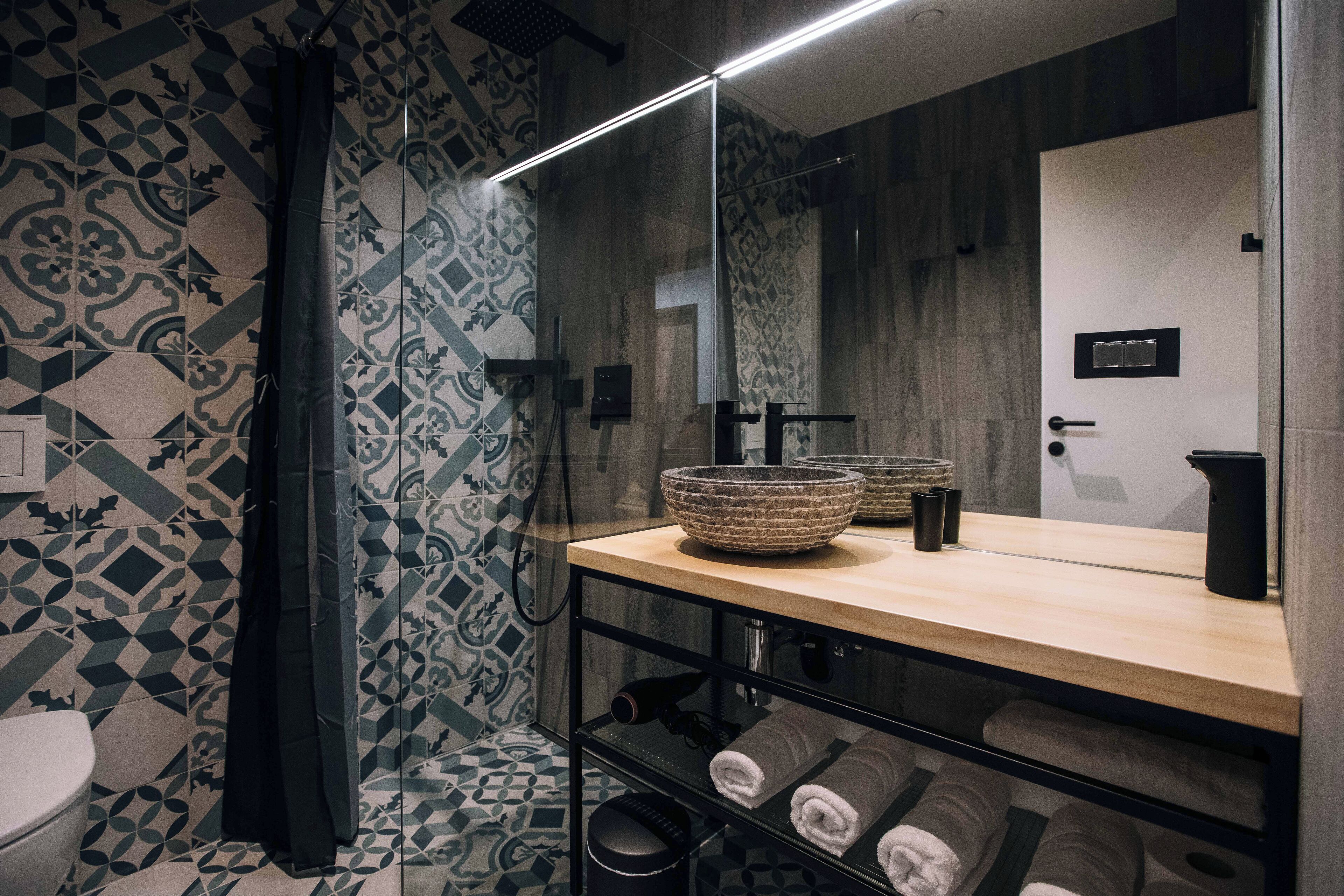 Comfort Apartment | Bathroom | Shower, hair dryer, towels, soap