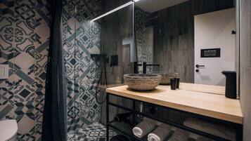 Comfort Apartment | Bathroom | Shower, hair dryer, towels, soap