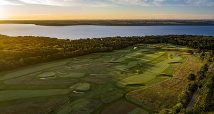 Cozy Cabin | Lake Access, Kayaks/Bikes, Huge Yard!